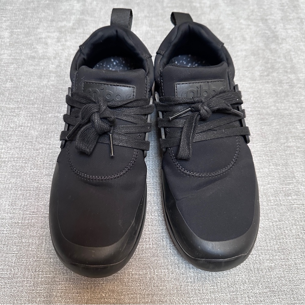 Black Sneakers with Sleek Design and Lightweight Comfort